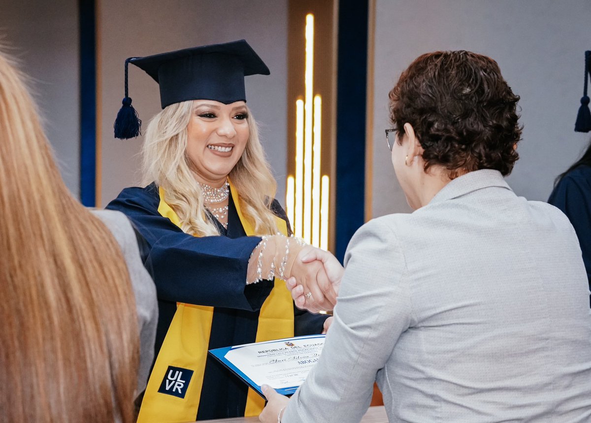 🎓🌟 ¡Felicitaciones a los graduados de la Facultad de Ciencias Sociales y Derecho y de la Facultad de Administración de Empresas! Hoy celebramos su valentía, compromiso y liderazgo. 

#LíderesDelFuturo #TransformandoElMundo #ULVR