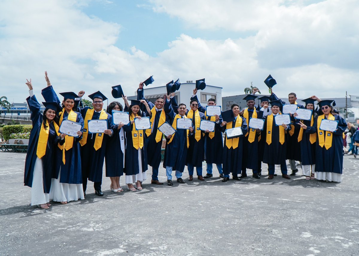ulvr_edu's tweet photo. 🎓🌟 ¡Felicitaciones a los graduados de la Facultad de Ciencias Sociales y Derecho y de la Facultad de Administración de Empresas! Hoy celebramos su valentía, compromiso y liderazgo.
#LíderesDelFuturo #TransformandoElMundo #ULVR https://t.co/wggyCVwUer