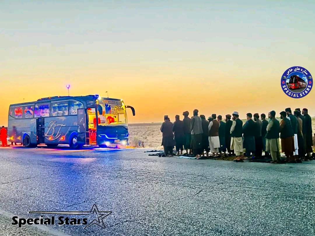أعجبني هذه الصورة 📸

الأفغان بطبيعتهم شعب مسلم، ولا يقبلون أبداً القانون الغربي، ولهذا السبب استطاعوا خلال قرن واحد أن يهزموا ثلاث إمبراطوريات عظمى.

وهذا خير شاهد على تمسكهم بالدين فطرةً؛ فعند دخول وقت الصلاة، تتوقف الحافلة، وينزل الجميع وتقيم صلاة الجماعة على جانب الطريق.