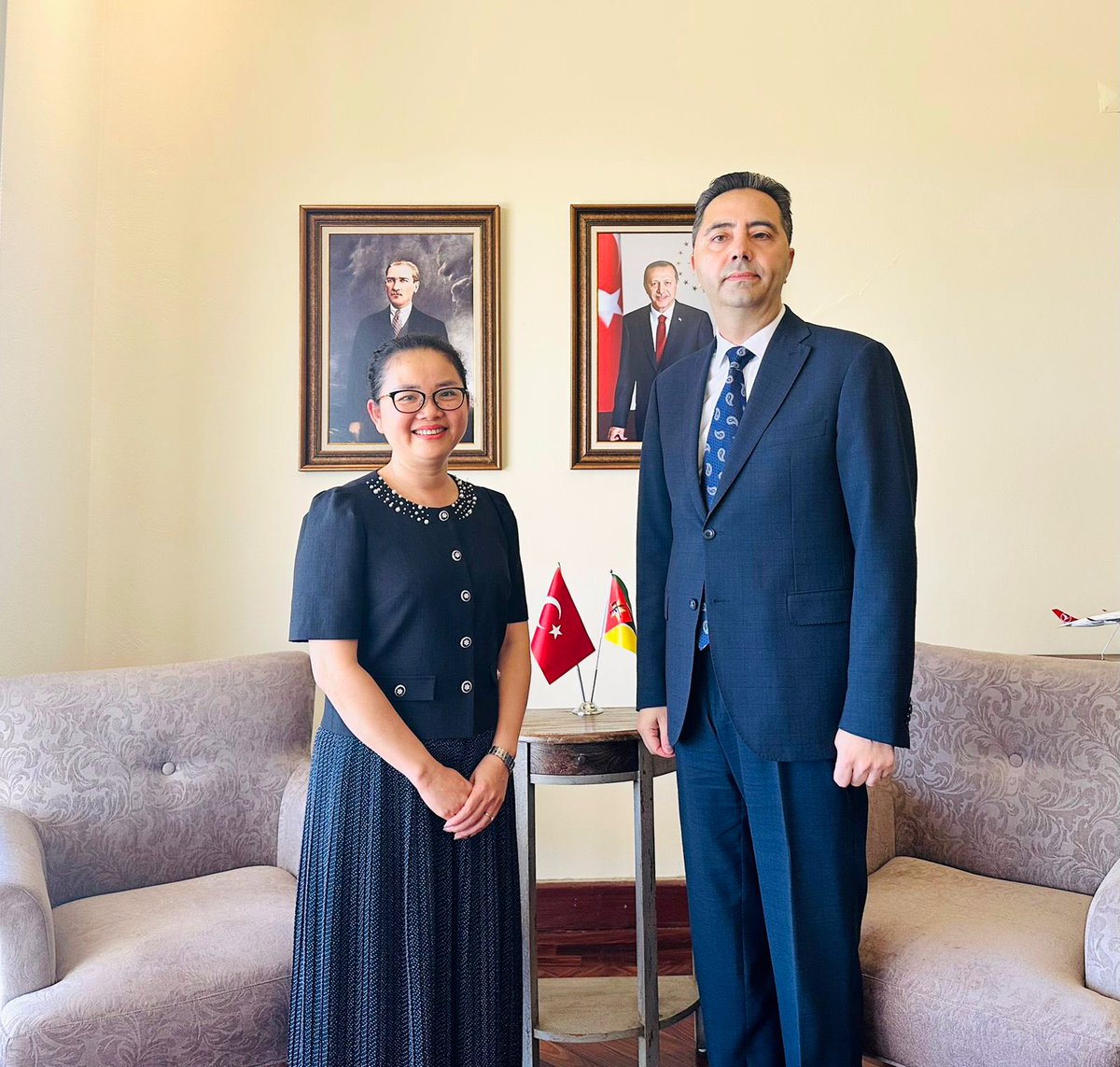 Vietnam’ın Mozambik Büyükelçisi Trần Thị Thu Thìn Büyükelçi Ferhat Alkan’a bir nezaket ziyaretinde bulunmuştur. Görüşmede, Türkiye-Vietnam dostluğu ve güncel konular hakkında görüş alışverişinde bulunulmuştur.

O Embaixador do Vietname em Moçambique, Trần Thị Thu Thìn,
