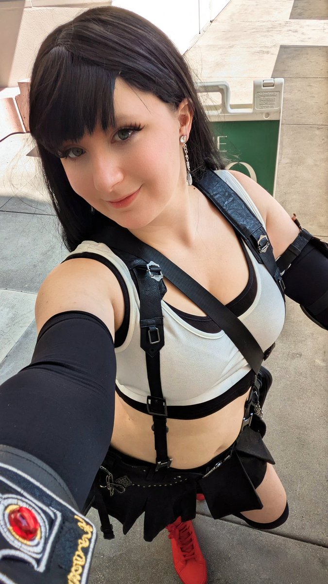 I'm at the <a href="/CosplayDeviants/">Cosplay Deviants</a> booth here <a href="/AnimeExpo/">Anime Expo</a> from 1-2pm! Come say hi!