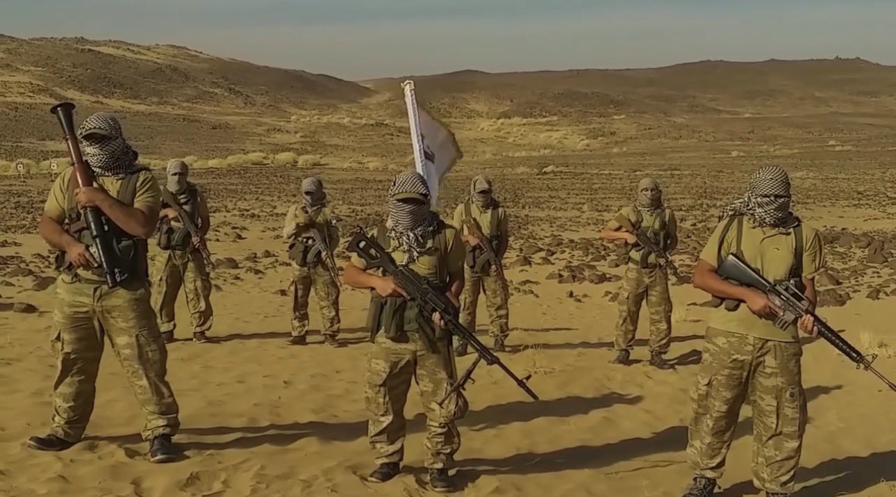 عودة حركة «حسم» المرتبطة بالإخوان المسلمين بفيديو تهديدي جديد. بعد سنوات من التراجع، ظهرت حركة «حسم» المنبثقة عن الإخوان المسلمين بفيديو دعائي جديد يعرض تدريبات مسلحة في منطقة صحراوية لم يُعرف مكانها حتى اللحظة، متوعدة بشن هجمات في مصر، بينها استهداف السجون.. الفيديو الذي حمل عنوان «سبيل المؤمنين» بدا أقرب إلى استعراض إعلامي منه إلى تهديد ميداني حقيقي، في ضوء الضربات الأمنية التي قلّصت نشاط الحركة في السنوات الماضية.. «حسم» مصنفة جماعة إرهابية، ونفذت منذ 2016 عمليات اغتيال وتفجير ضد شخصيات أمنية وقضائية.. توقيت ظهورها الجديد يتزامن مع دعوات «تيار التغيير» داخل الإخوان في الخارج إلى العودة للعمل المسلح، مستغلين أزمات إقليمية في محيط مصر.. مراقبون يرون أن الفيديو محاولة لتحريك قواعد التنظيم وكسب التعاطف عبر خطاب متشدد، أكثر من كونه 