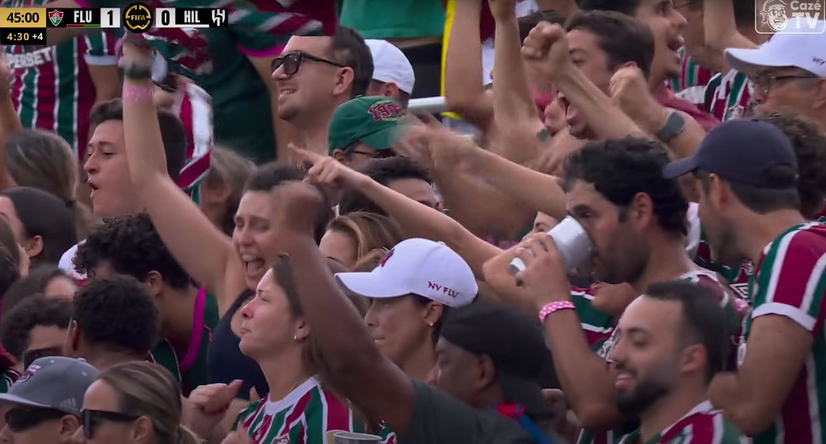 Geral explodindo de alegria e o maluco só dando o gole no suco.