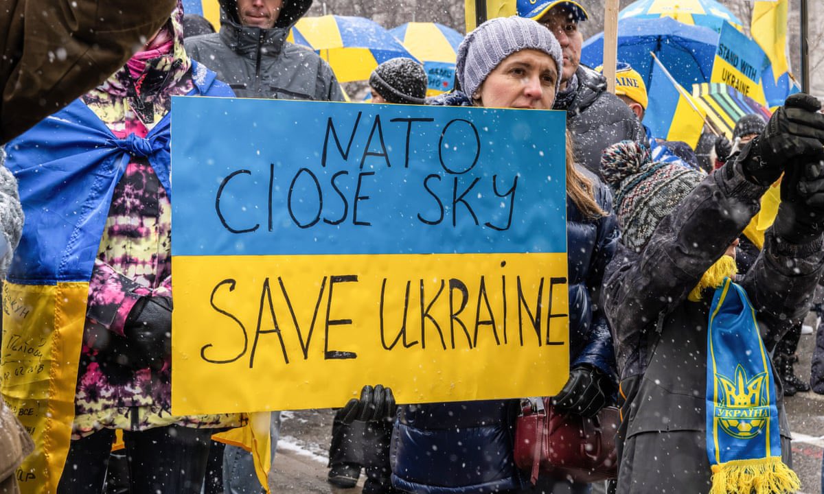 Mentre scrivo questo post, a Kyiv stanno suonando le sirene, gli abitanti corrono di nuovo nei rifugi e si preparano ad una ennesima notte di fuoco, esplosioni e morte. Se l’Europa vuole veramente difendere i valori sui quali è fondata e intende mettere l’Ucraina in condizione di