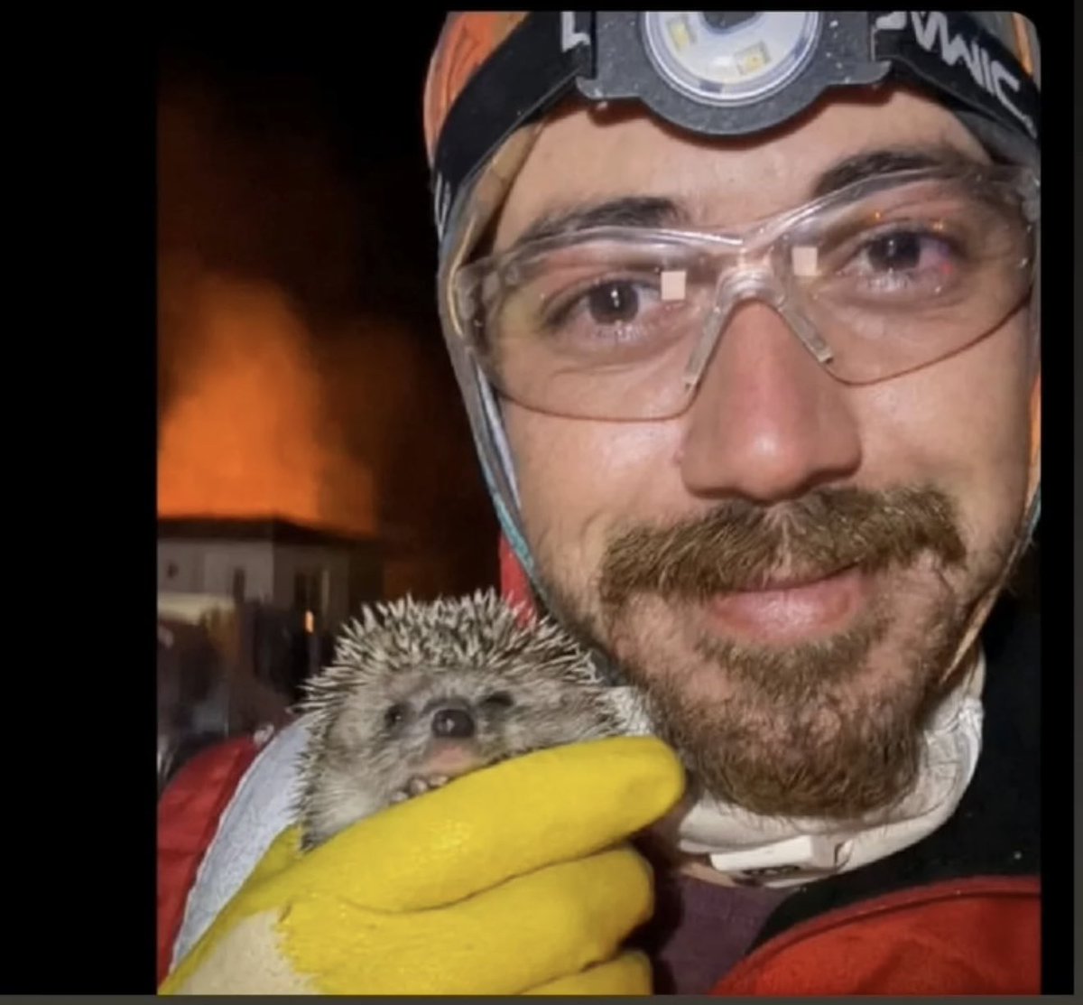 Sen, İnsana dair "iyi" tarafsın kardeşim. Bir damla "iyi"liğin, şu pespaye devrin tüm karanlığını örttü gözümde. Her kimsen kardeşim, " iyi" ki varsın🙏