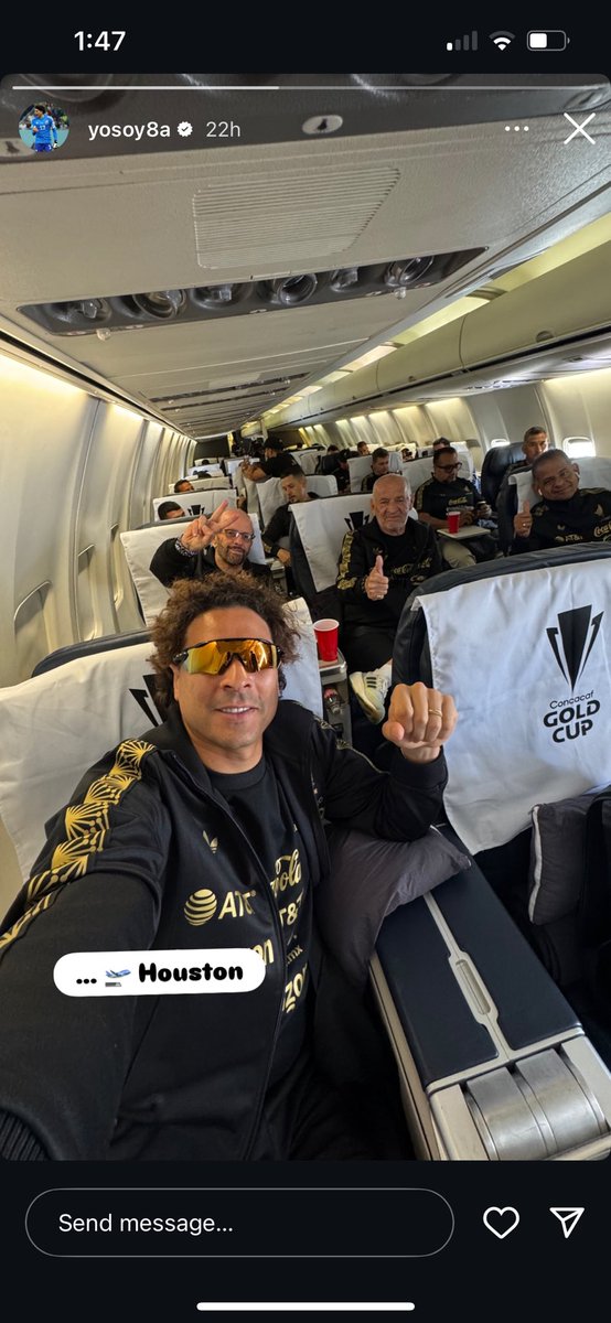 paapayo's tweet photo. Por qué viaja @fersch_4 con la selección mexicana?  Tú sabes algo @franco_record ??? https://t.co/PoEnvnCGSX