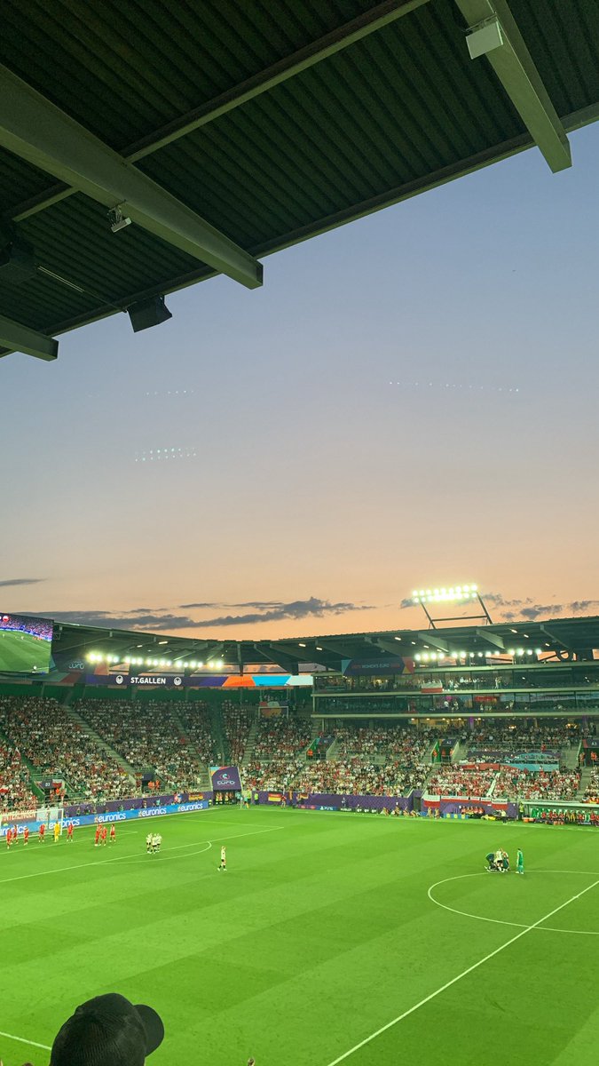 Silva___Bruno's tweet photo. Com 45 minutos jogados em #StGalen, a Polónia vai empatando com uma das equipas favoritas a chegar longe neste torneio - a Alemanha. O querer e o espírito de equipa das jogadoras polacas tem-se evidenciado, marcando até um golo, mas anulado por offside! 👏🏻

#WEURO2025 https://t.co/07u8iVbLTj