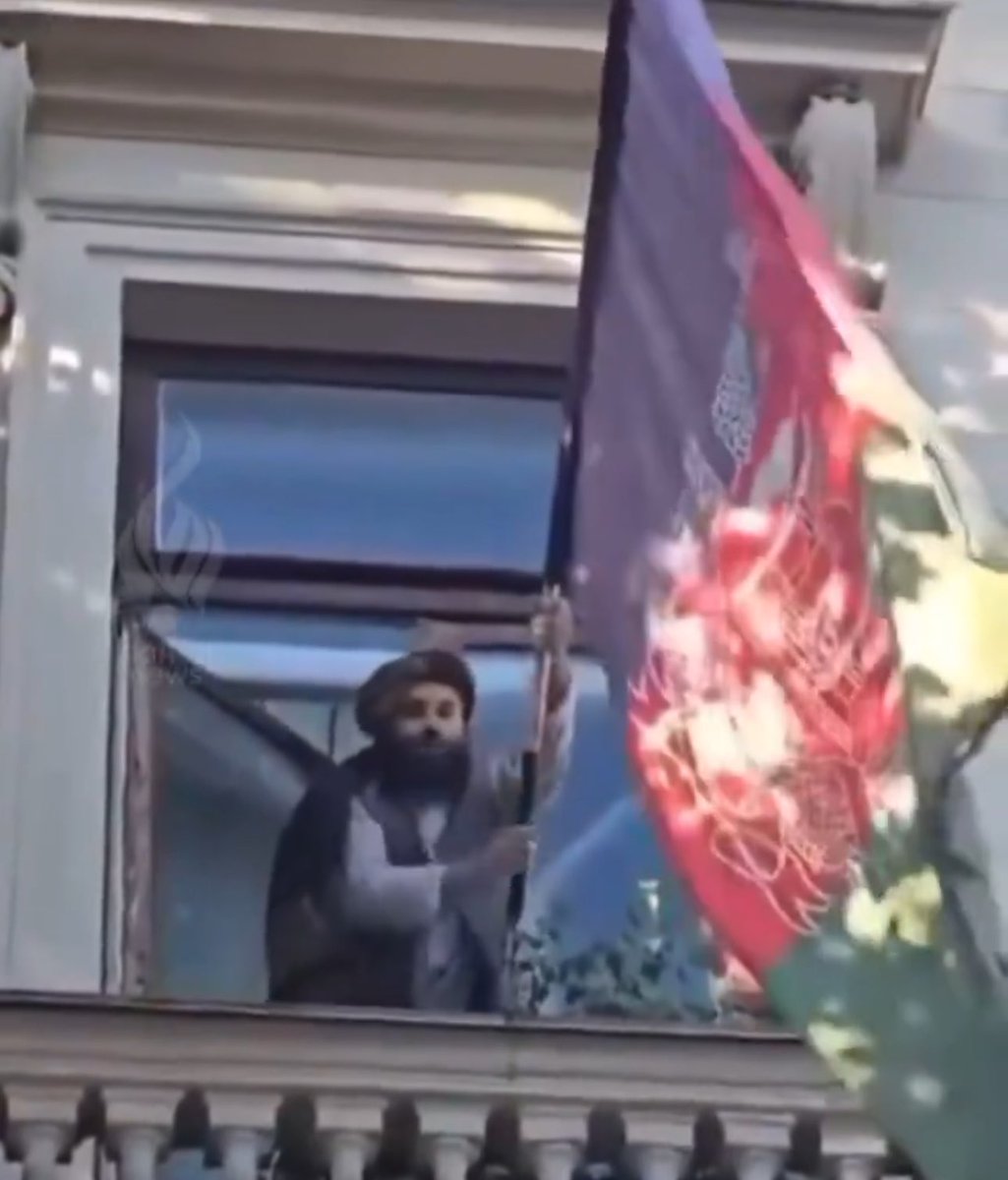 hilal_kakar01's tweet image. د افغانستان د درې رنګه سپېڅلي بیرغ عزت به د هیڅ پردي دسیسې قرباني نشي!
هیڅ هېواد، هیڅ قدرت، او هیڅ نړیوال ائتلاف نشي کولای د افغانستان د ستر ملت زرګونو کلونو تاریخ، قربانۍ او ارادې ته سپکاوی وکړي. زموږ درې رنګه بیرغ د آزادۍ، ملي یووالي، او خپلواکۍ سمبول دی دا بیرغ د شهیدانو په…