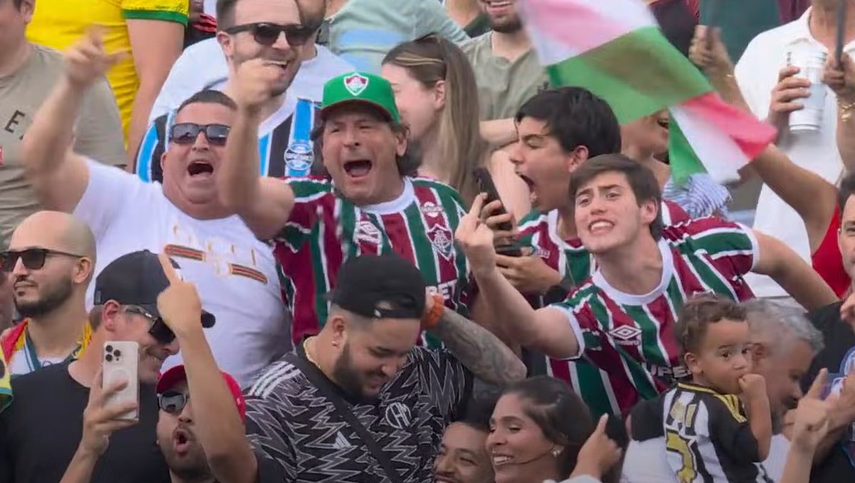 Eu estava focado no cara p*to, mas o olho percebeu algo diferente na foto.