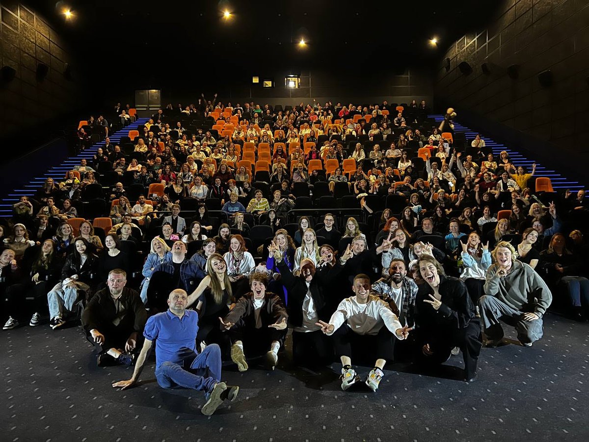 Мы вместе со зрителями, актерами и создателями сериала посмотрели две первые серии «Этерны» в кинотеатре в Санкт-Петербурге! Ух, это было незабываемо.

А уже через считаные часы эпическое фэнтези ждет вас всех на Кинопоиске.