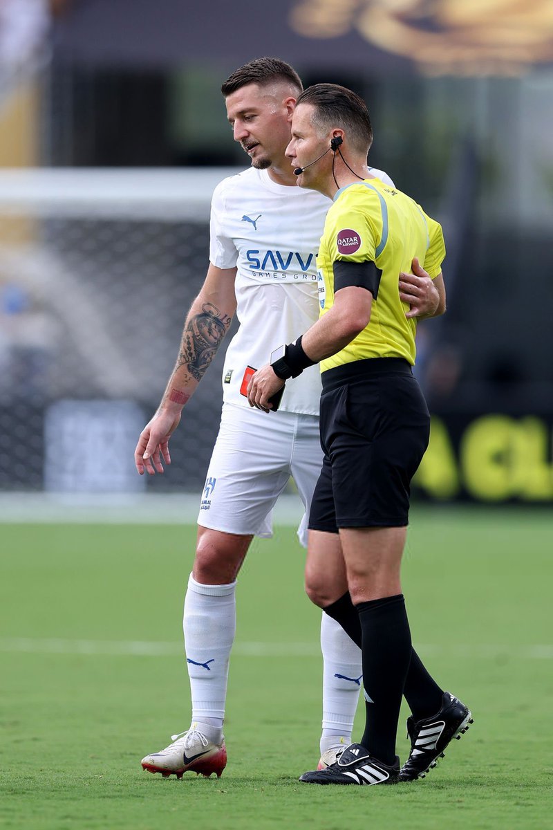 من افضل الحكام في عالم كرة القدم 👏👏❤️