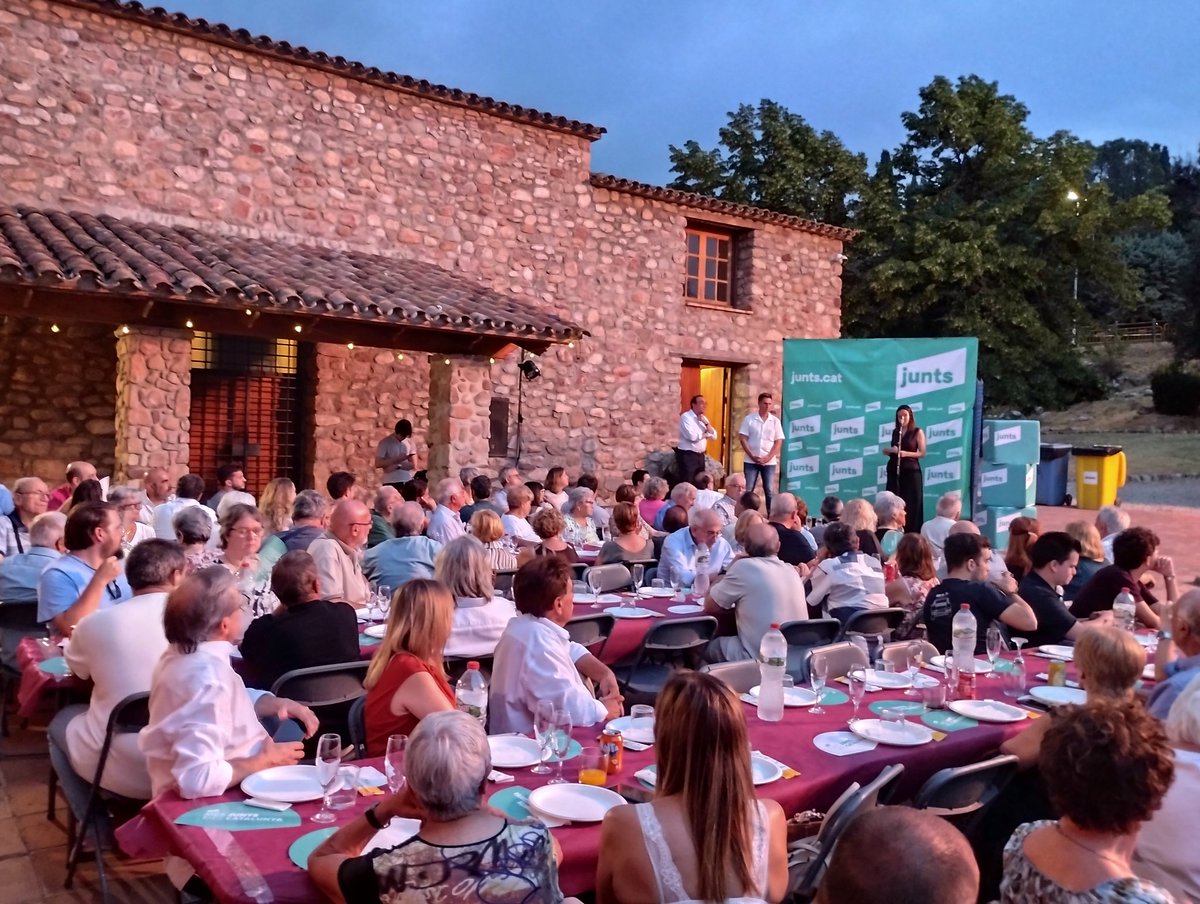 JuntsSabadell's tweet photo. 🎉 Celebrem el sopar d'estiu amb els companys de la comarca, el MHP Josep Rull, el diputat Joan Canadell i altres autoritats a Palau-Solità i Plegamans
🔹Renovem els ideals de Junts, els manifesten amb fermesa, amb actitud de recosir, recuperar l'autoestima i fer avançar el país https://t.co/g5dmIzQA7B