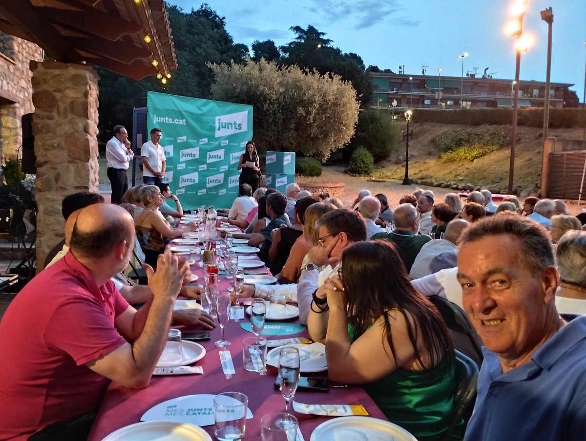 JuntsSabadell's tweet photo. 🎉 Celebrem el sopar d'estiu amb els companys de la comarca, el MHP Josep Rull, el diputat Joan Canadell i altres autoritats a Palau-Solità i Plegamans
🔹Renovem els ideals de Junts, els manifesten amb fermesa, amb actitud de recosir, recuperar l'autoestima i fer avançar el país https://t.co/g5dmIzQA7B