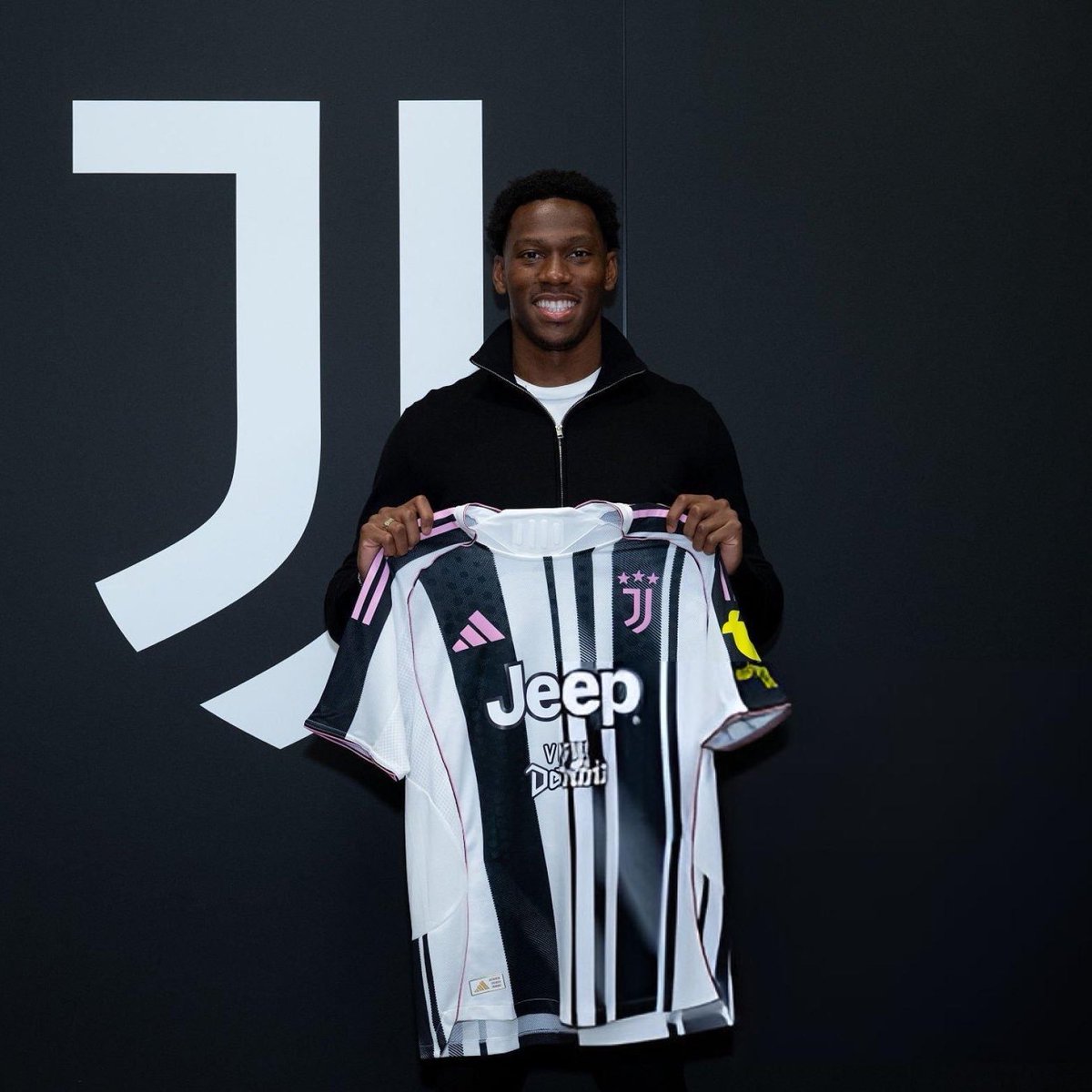 Juventus betaalt in totaal €12.5M voor de 'transfervrije' komst van Jonathan David, te betalen in drie jaar.

Het tijdperk onder sportief directeur Comolli begint in ieder geval met een goede deal. Spitsen van het kaliber-David haal je zelden voor zo'n prijs.