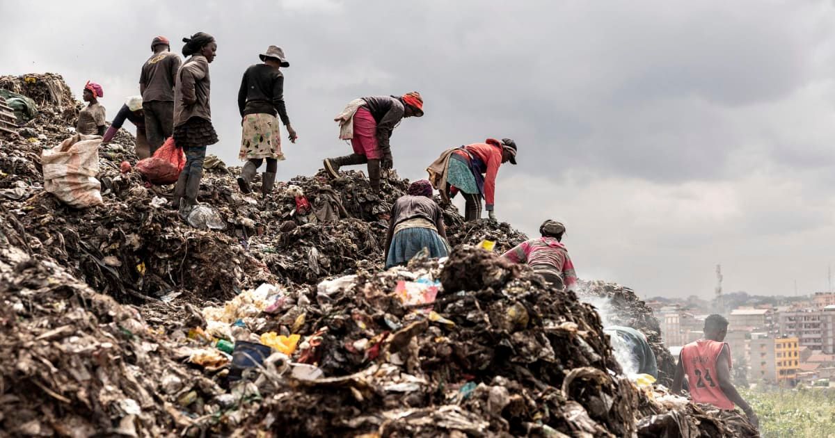 2-3.000 kenyanske ’waste pickers’ arbejder og lever på en gigantisk losseplads i Nairobi for ringe løn og med helbredet som indsats. Med Miljøstyrelsens assistance skal genanvendelse og cirkulær tænkning nu indføres i Kenya – hvor efterlader det lossepladsens oversete helte?