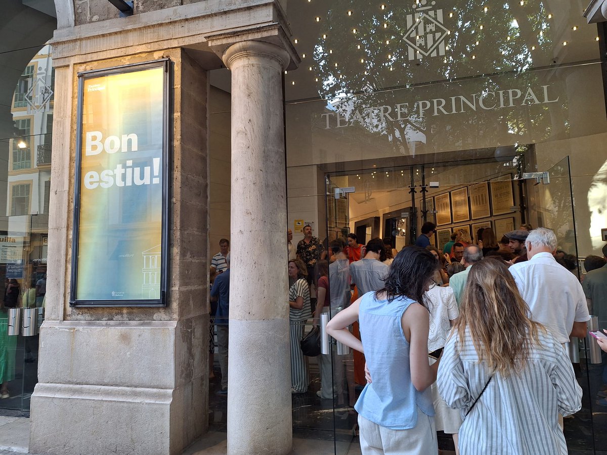 teatreprincipal's tweet photo. 👏 Acomiadam la temporada amb el teatre ple de #rialles i llargs #aplaudiments! 
😂 María Adánez i José Troncoso han protagonitzat la #comèdia "La gramática", el nostre darrer espectacle de 2024/2025.
‼️El 18 de juliol donarem a conèixer la programació 2025/26, estigueu atents! https://t.co/brFVKwOzfD