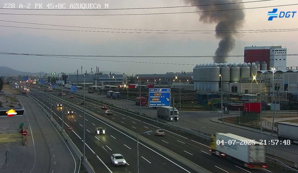 eldiarioclm's tweet image. Dos personas atendidas a causa del incendio en una empresa de baterías de litio de Azuqueca de Henares. Una de ellas es un bombero que ha sido trasladado al hospital 

Sigue activado el Plan Territorial de Emergencias #PLATECAM en Guadalajara

eldiario.es/1_bdd34a