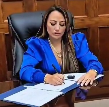 -Querido padre satanás.
Te escribo para reclamarte por la mamá que me diste,
Es lo peor que le ha pasado a Guatemala y por ende yo también.
Nací sin gracia, nadie me quiere todos me odian,
También necesito un verdadero hombre a mi lado,
El que tengo resultó mariquita. 😐