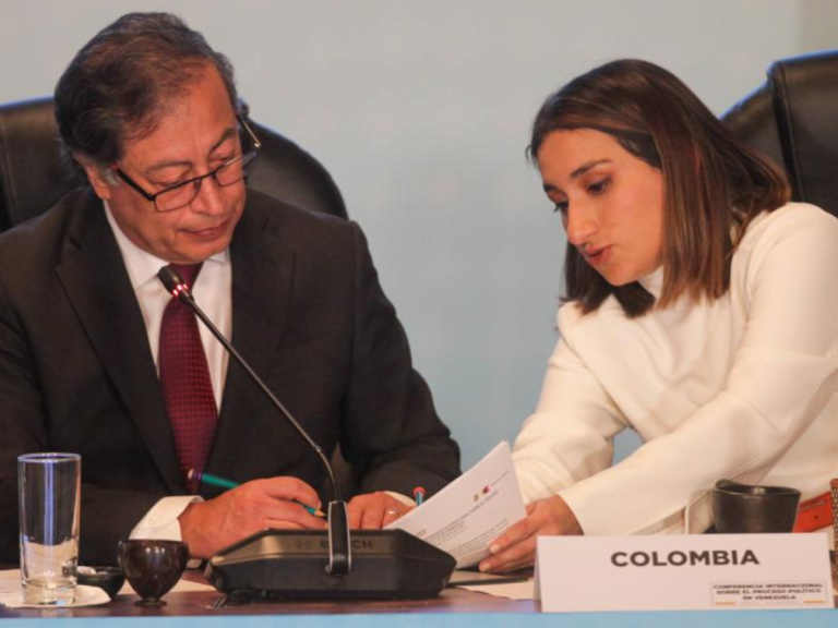 lasillavacia's tweet photo. 👤La historia de Laura Sarabia es una de ascenso y caída.

Pasó de ser una asesora gris y eficiente de campaña a la mujer más poderosa del gobierno Petro.

El ocaso empezó cuando la nombraron canciller. Renunció ninguneada por el presidente y derrotada por sus enemigos

Va 🧵 https://t.co/RTv5wRrFbW