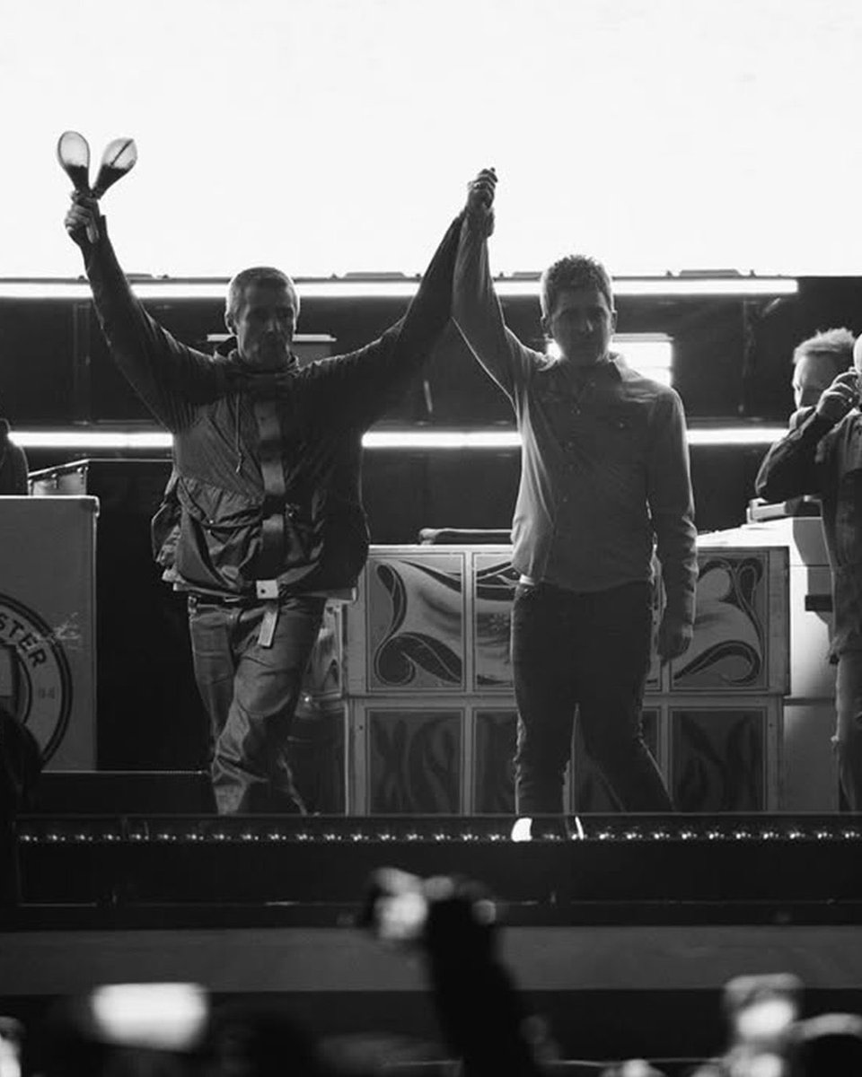 SALIERON AGARRADOS DE LA MANO 🥹

Los hermanos Gallagher están unidos de nuevo, Oasis will live forever ✌️