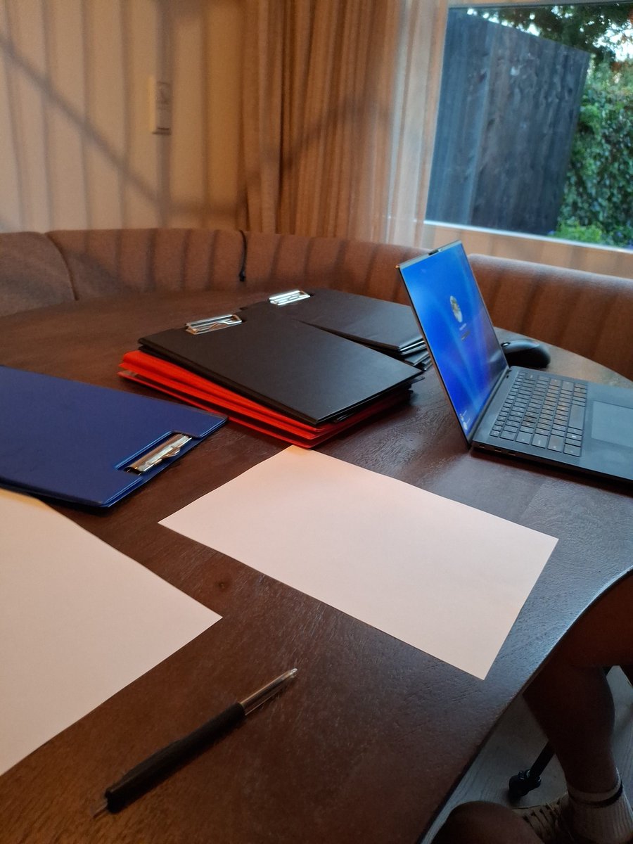 We gaan bijna beginnen. De printer heeft zoals elk jaar wat opstartproblemen. Wij nemen in de tussentijd even wat mais bier