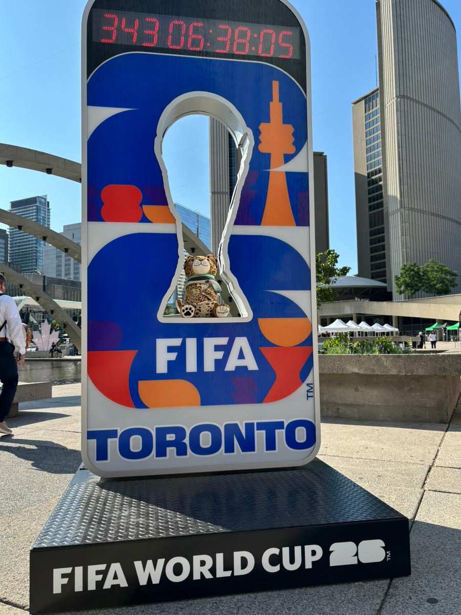 #Temayín estuvo ayer en #Toronto, donde visitó las famosas letras frente a la alcaldía y luego posó frente al reloj que marca los días que faltan para los partidos en Toronto del Mundial <a href="/FIFAWorldCup/">FIFA World Cup</a> 26™.

#TemayínPorElMundo
#DiplomaciaTurísticaMX
<a href="/SRE_mx/">Relaciones Exteriores</a> 
<a href="/TrenMayaMX/">Tren Maya</a>