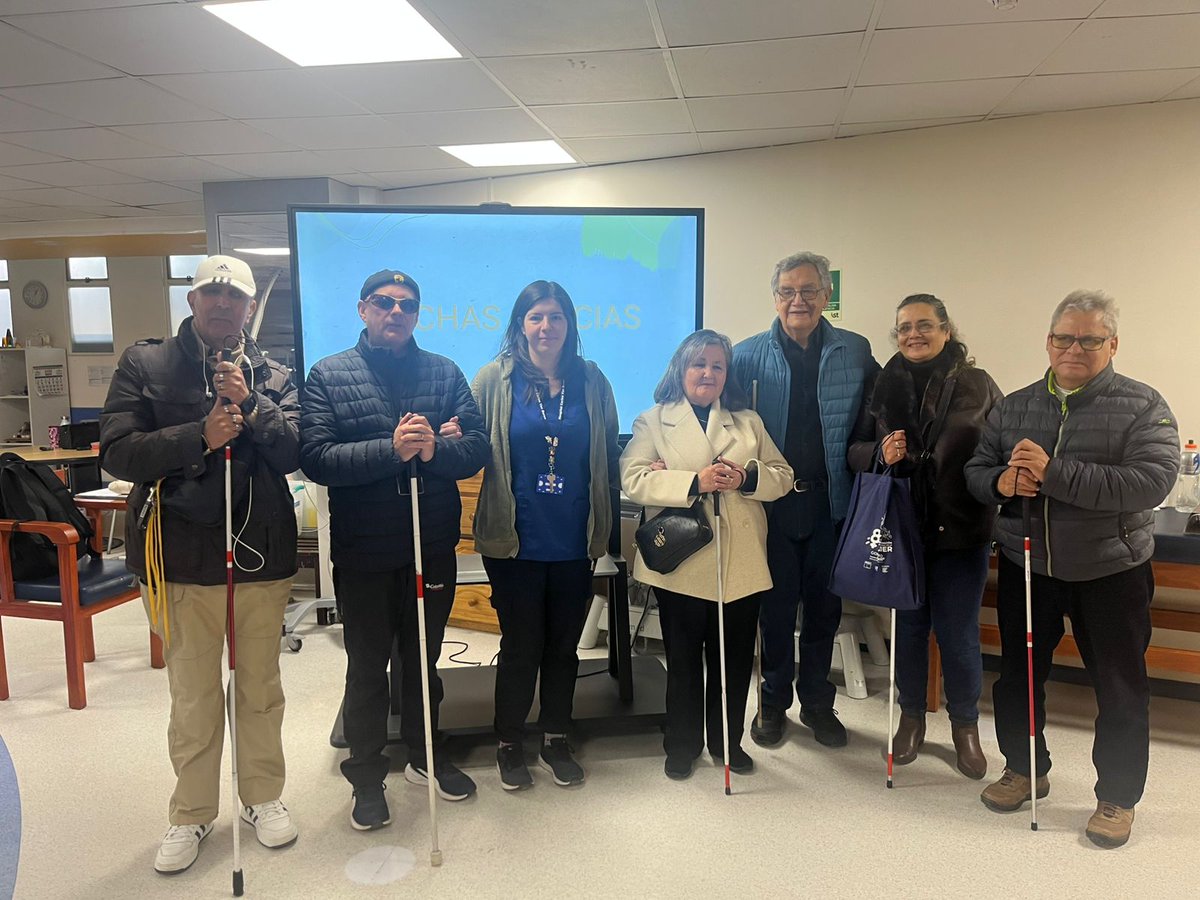 Hospital Carlos van Buren lidera programa innovador para personas con discapacidad visual 🏥✅hospitalcarlosvanburen.cl/hospital-carlo…