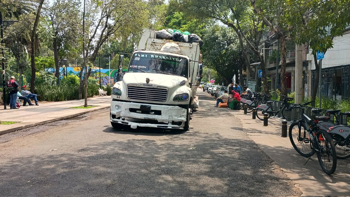 azuetagO's tweet photo. Un camión de limpia de la #CDMX cae en socavón en la colonia Roma calle Colima. El gran peso del vehículo provoco que se abriera el pavimento exponiendo el agujero de más de tres metros de profundidad. @SSC_CDMX @AlcCuauhtemocMx @5antaMerlina @RomaNorte2 https://t.co/ceLVCtp2zd