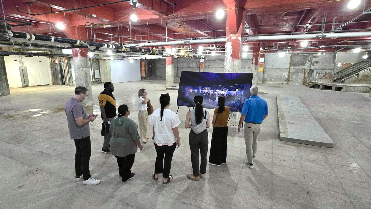Our Master Storyteller, Deborah Omowale Jarmon, giving a tour of Kress/Grant to the H.E. Butt Foundation storytellers.Our Master Storyteller, Deborah Omowale Jarmon, giving a tour of Kress/Grant to the H.E. Butt Foundation storytellers.