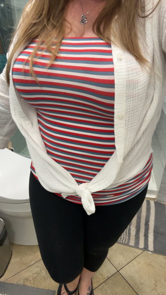 Today’s mom fit for the 4th of July! Stay safe and have fun!!💋🎆🎇