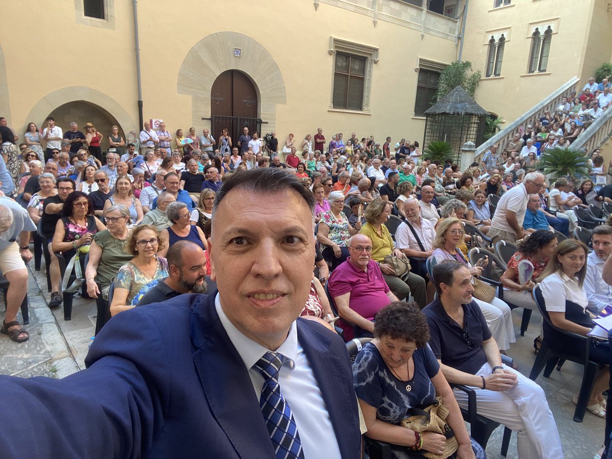 Aforo completo también en la presentación de “Jaque a la democracia” en Gandia. Los economistas nos dicen que, si tras la muerte de Franco hubiéramos cortado con la corrupción, hoy tendríamos una renta per cápita cercana a la de Finlandia. Sin corrupción todo iría mejor.