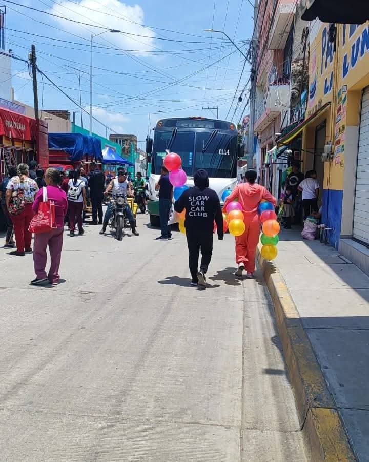 #Silao
🚨Un chofer de camión atropelló a una mujer en el centro de Silao.🚨
La gente que presenció la desgracia detuvo al conductor para evitar que se diera al a fuga. Lamentablemente la mujer perdió la vida.
📷ND Noticias Sin Filtros
