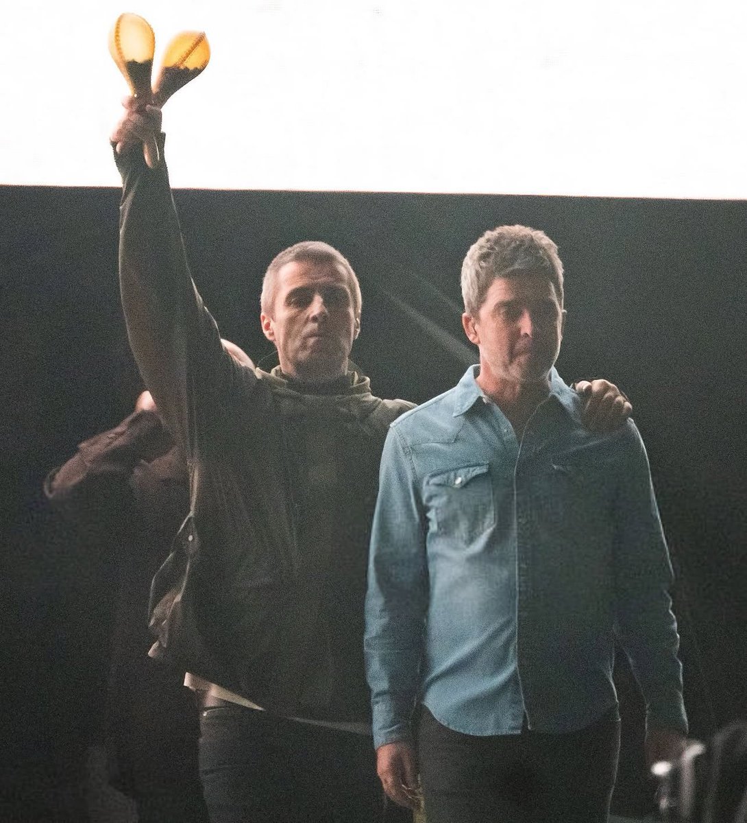 OasisMania's tweet photo. The moment we were all waiting for

#Oasis25 https://t.co/5wqjTAWlW8