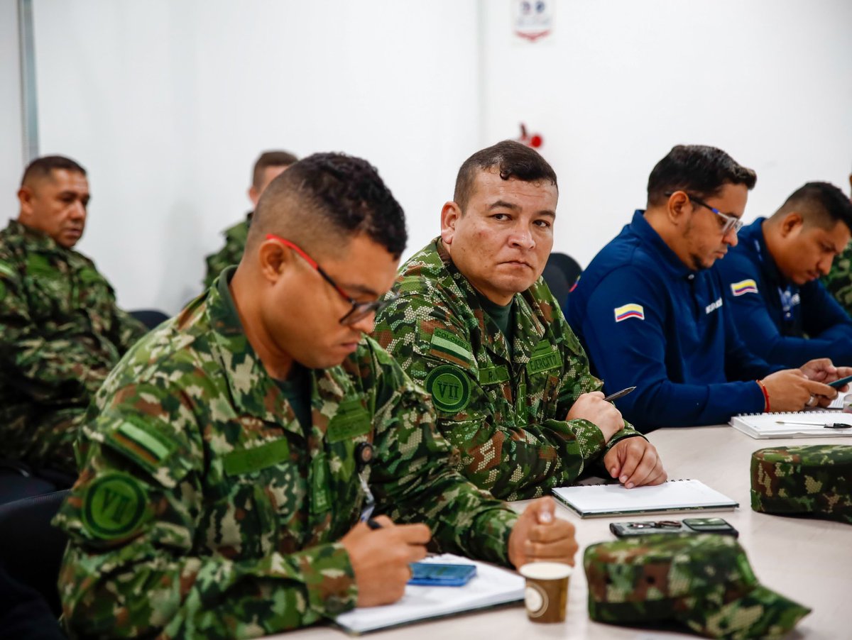 Aprobados recursos para equipo biométrico en el aeropuerto Los Garzones

 Para fortalecer los controles migratorios en el aeropuerto Los Garzones, en el marco de su internacionalización, hoy, durante la reunión del Comité Territorial de Orden Público, se aprobó la asignación de