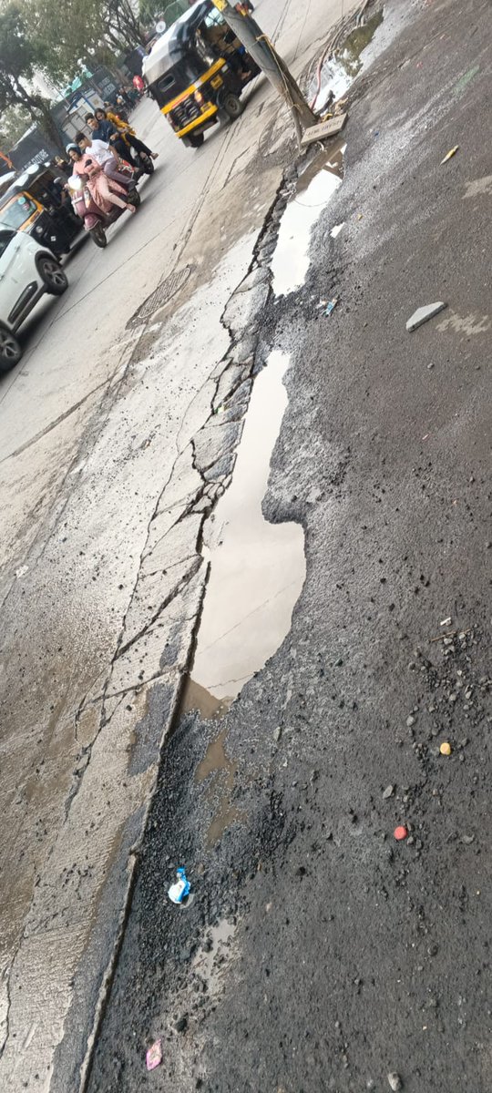 mazharabkhan's tweet image. Urgent Road Safety Concern
A deep pothole near Pearl Orchid Building, Ajit Glass ,SV Road, Jogeshwari W is causing serious trouble women and children have fallen,and multiple bike skids have led to accidents.
Kindly take immediate action.
@mybmc  @mybmcWardKW @MTPHereToHelp