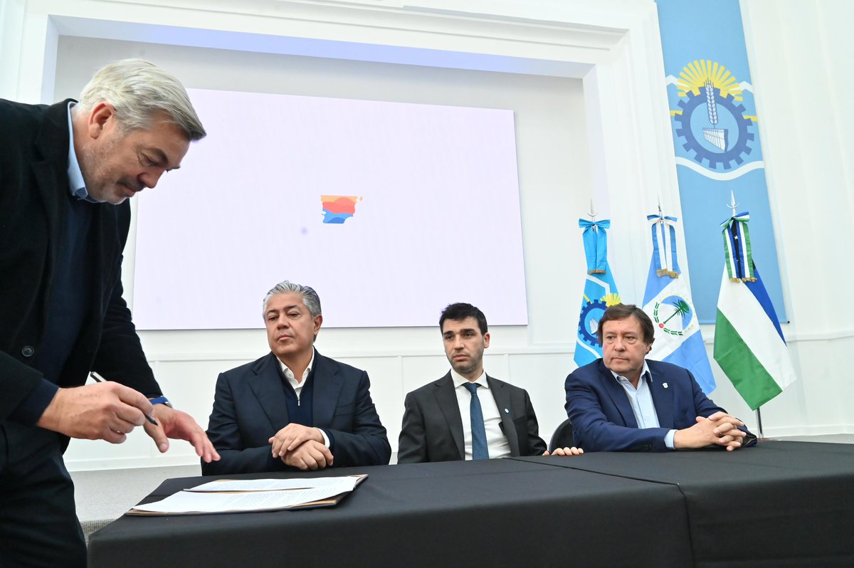 PATAGONIA UNIDA: LAS PROVINCIAS HACEMOS LO QUE NACIÓN ABANDONÓ

Hoy firmamos el contrato para iniciar una obra fundamental para la región: la reactivación del Gasoducto Cordillerano, paralizado hace años por desidia del Gobierno Nacional.

Río Negro, Chubut y Neuquén decidimos