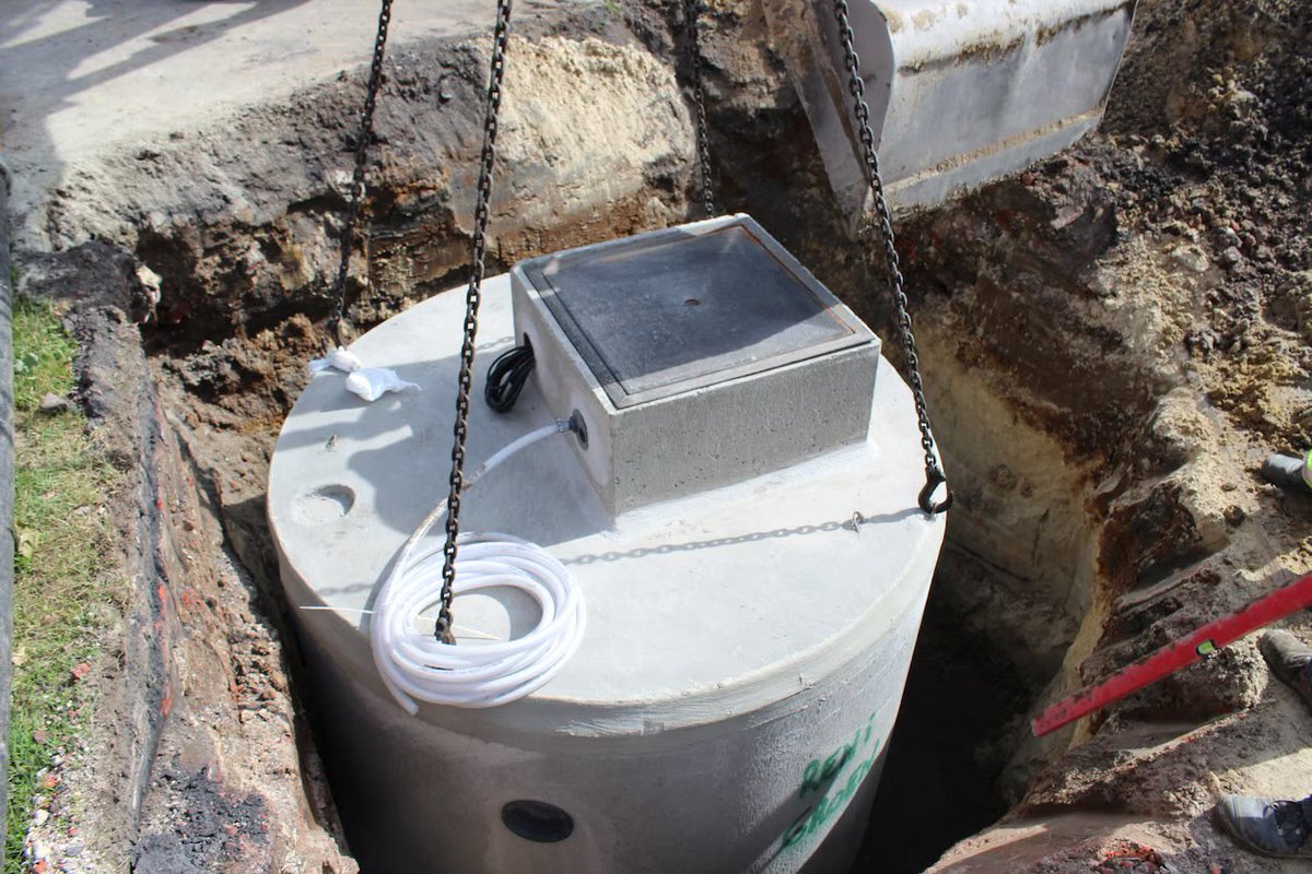 In België is het bij nieuwbouw en grote verbouwingsprojecten verplicht een regenwaterput te plaatsen, waarop bijvoorbeeld het toilet en de wasmachine worden aangesloten. Weet iemand waarom we dat voorbeeld in Nederland niet volgen? #dtv