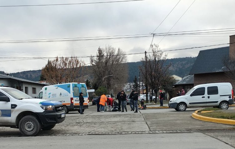 Ahora en Ameghino y Urquiza accidente de tránsito, en el lugar trabaja personal del hospital de Esquel y Policía del Chubut 
Tránsito interrumpido en el sector