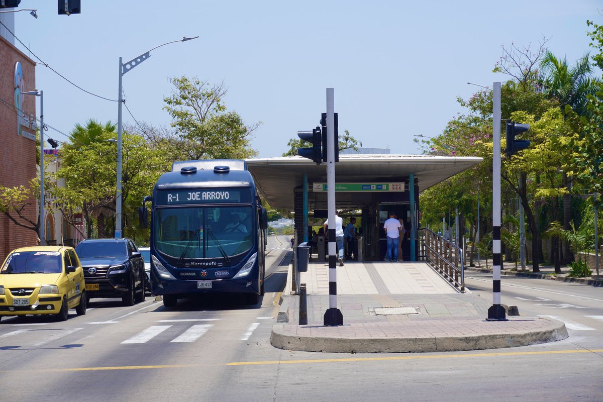 transmetrobaq's tweet photo. 🚍El carril #SoloBus es exclusivo para el uso del Sistema.
Invadirlo pone en riesgo tu vida, la de los pasajeros y puede causar accidentes.
Usa siempre el carril mixto.
Muévete con responsabilidad respetando las normas del Sistema.
✅ Contribuyamos juntos a una #MovilidadSegura para todos.