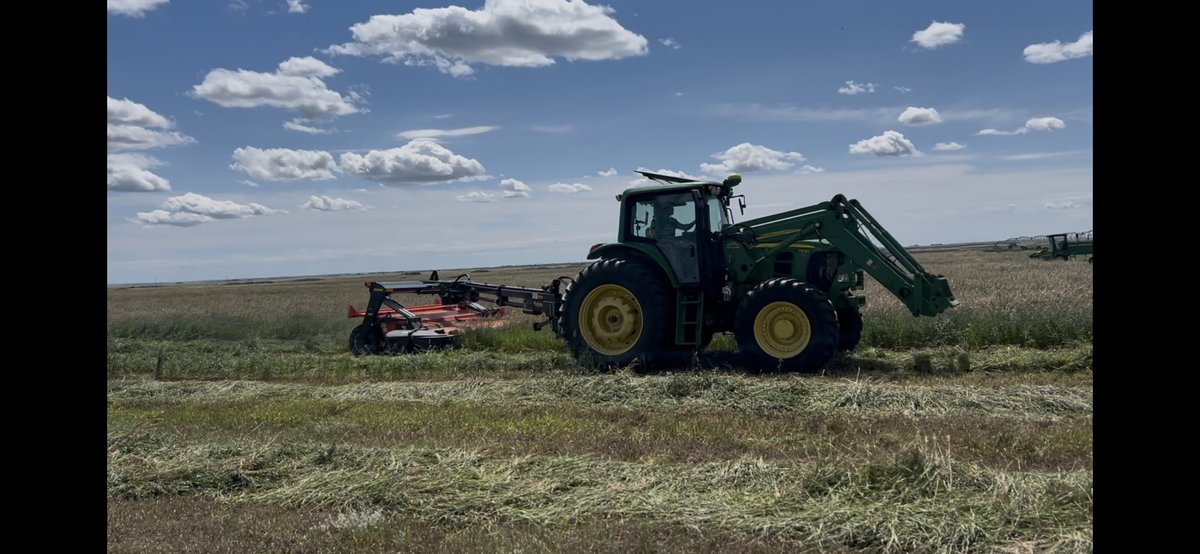 dhebert1996's tweet image. Hay season is here! #kubotacanada #fendt #johndeere #albertaag