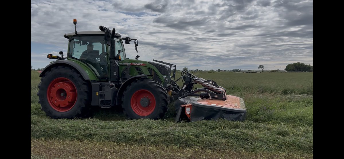 dhebert1996's tweet image. Hay season is here! #kubotacanada #fendt #johndeere #albertaag