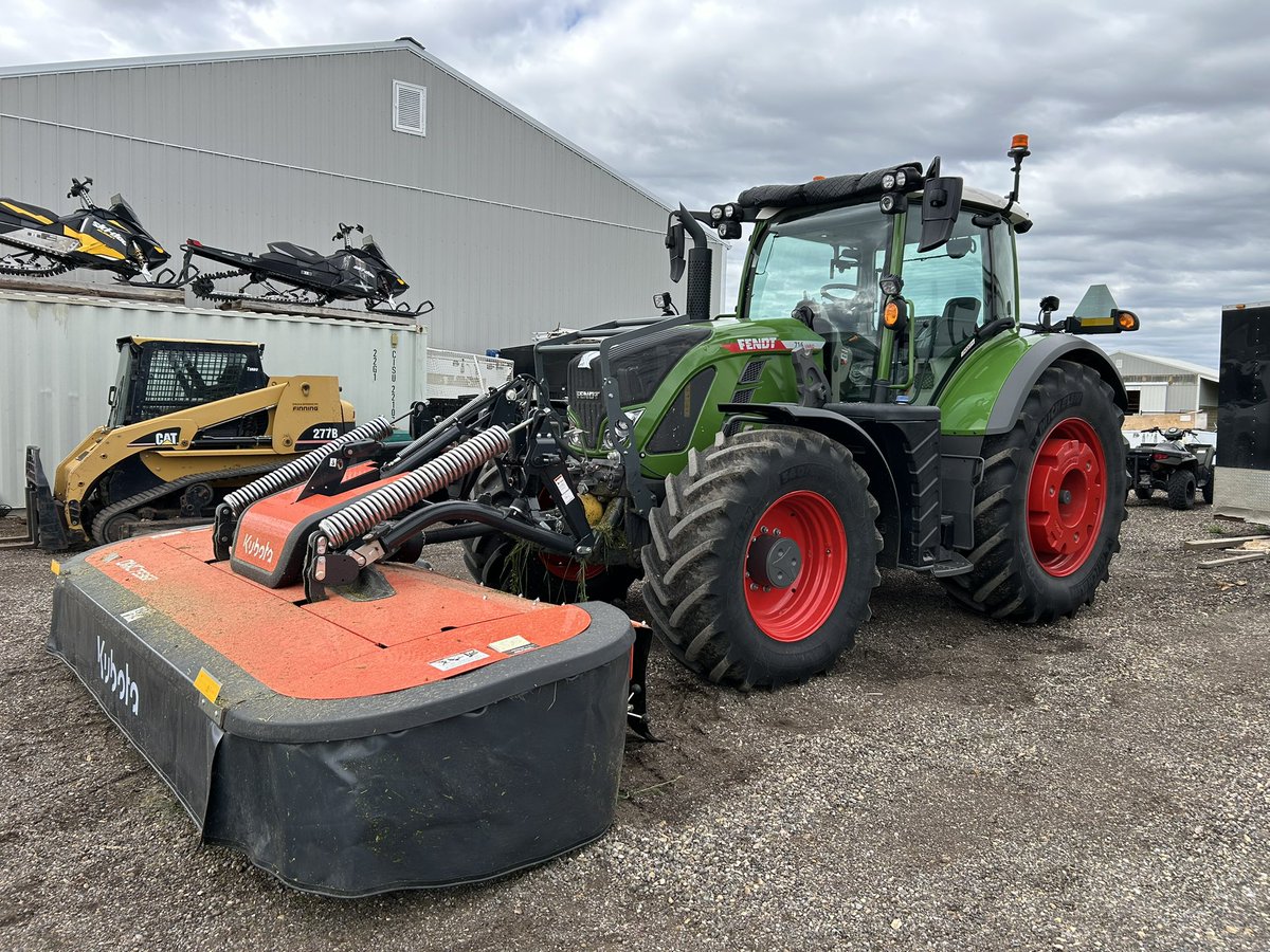 dhebert1996's tweet image. Hay season is here! #kubotacanada #fendt #johndeere #albertaag
