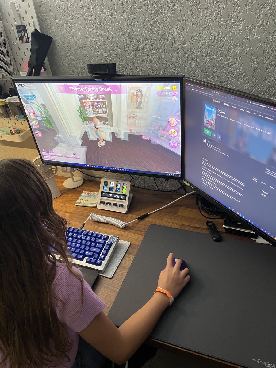 Escaldi's tweet image. Only top tier peripherals for Dress To Impress (she took over the PC. Help.)