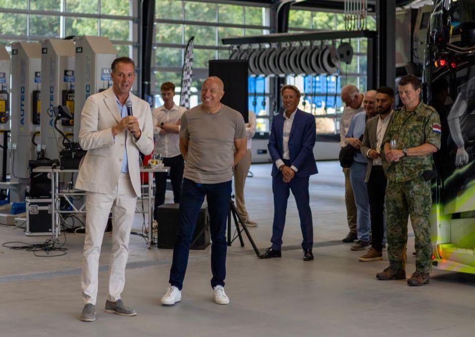 Het onderhoud aan militaire voertuigen bezorgt Twello een nieuwe garage in de gemeenschap. Vanwege defensiecontracten opende bedrijfswagendealer ‘Iveco Schouten’ hier vanmiddag een extra vestiging. De vestiging gaat tevens de civiele markt voor bedrijfstransport bedienen.
