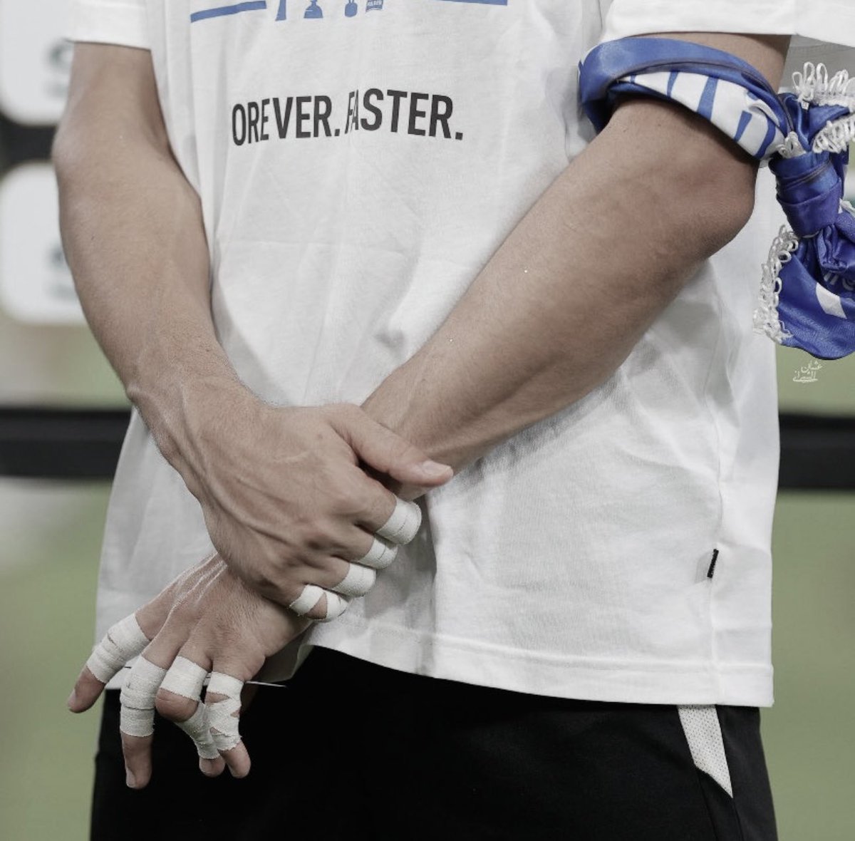 مالوم يدك لو شكَت كايد الكود
أتعبتها ترقى سنود المعالي

"جعل هاليد ماتمسها النار يا بونو💙💙💙"