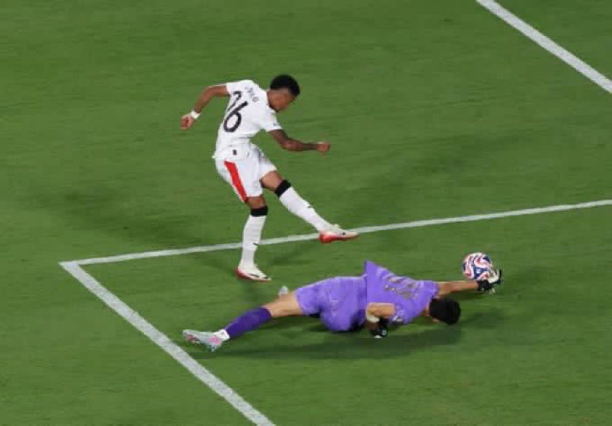 الحارس نصف الفريق ❌
الحارس كل الفريق ✅

قانون يتبعه القوت ياسين بونو🐐