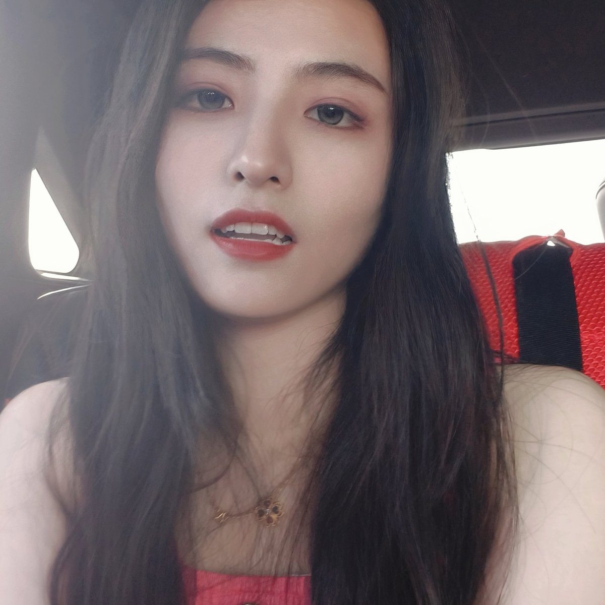 anevildoll's tweet photo. 牙很白一女的 https://t.co/of5Q9pm9LU