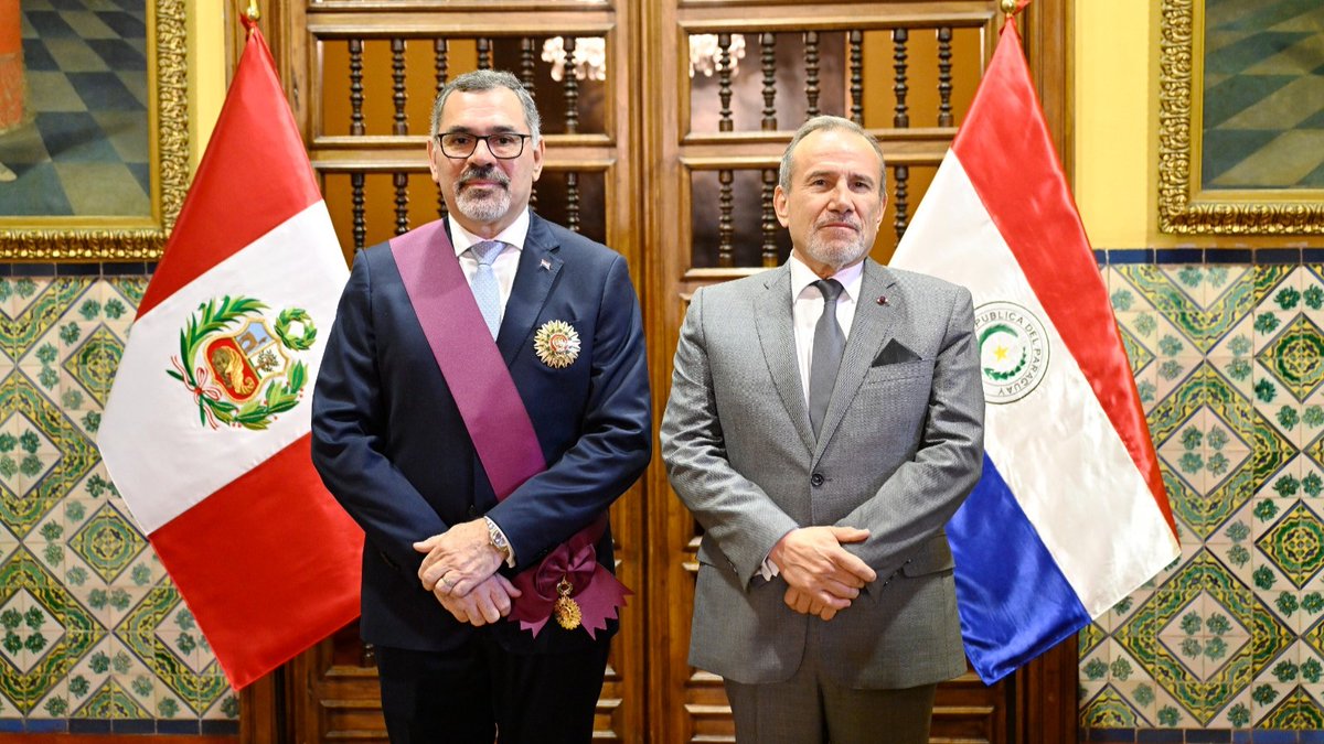 #NoticiasTorreTagle | El canciller Elmer Schialer condecoró, con la orden “El Sol del Perú” en el grado de Gran Cruz, al embajador de Paraguay, Rubén Darío Ortiz Méndez, al término de su misión en Lima, destacando su valiosa labor en el fomento de la cooperación parlamentaria a