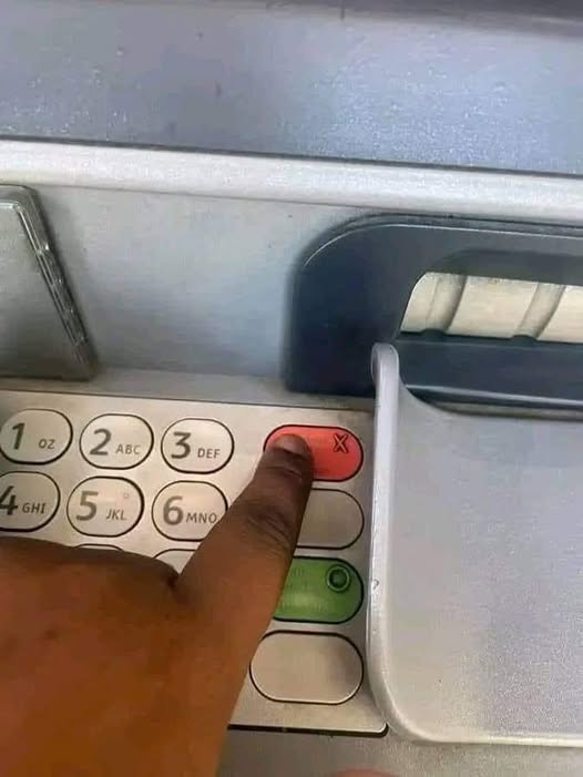 Beltondossantos's tweet photo. Desenvolvi o hábito de sempre antes de usar o ATM, primeiro fazer isso. Yeah façam sempre. Vosso taco agradece. https://t.co/2MXsAgqE7d