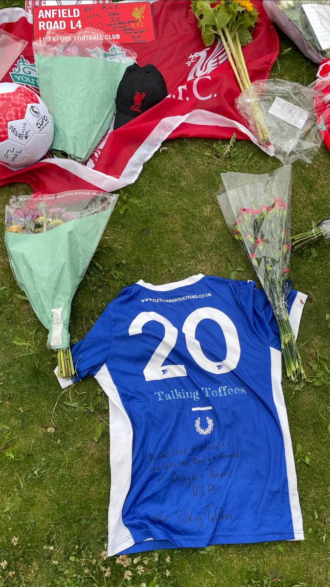 talking_toffees's tweet image. This evening we placed our number 20 Talking Toffees top at Anfield to show our support to Diogo & André’s family, friends & fans impacted by yesterday’s tragic news ❤️
RIP Diogo & André